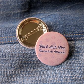 Ansteckbutton Bück dich Fee, Wunsch ist Wunsch. auf Jeans mit Rückseite